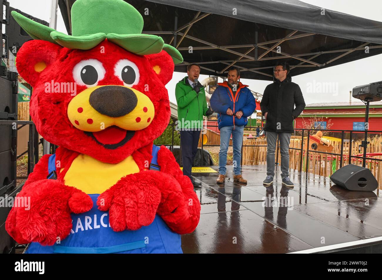 Döbeln - Karls Erlebnis-Dorf öffnet in Sachsen: Hunderte Besucher stürmen neuen Freizeitpark 23.03.2024 gegen 9 Uhr Döbeln, Erdbeerstraße Karls Erlebnis-Dorf Am Samstagvormittag hat das erste Karls Erlebnis-Dorf in Sachsen offiziell eröffnet. In Beisein des sächsischen Ministerpräsidenten Michael Kretzschmer, Döbelner Oberbürgermeisters Sven Liebhauser und des mittelsächsischen Landrats Dirk Neubauer hat Karls-Geschäftsführer Robert Dahl das Band zur Eröffnung durchgeschnitten. Hunderte Besucher stürmten am ersten Öffnungstag den neuen Freizeitpark in Sachsen. Zentraler Teil des Erlebnis-Dorfs Stock Photo