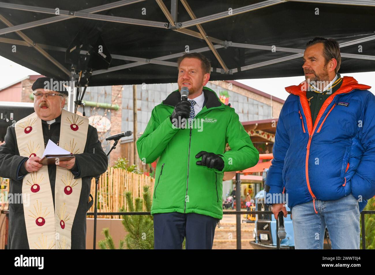 Döbeln - Karls Erlebnis-Dorf öffnet in Sachsen: Hunderte Besucher stürmen neuen Freizeitpark 23.03.2024 gegen 9 Uhr Döbeln, Erdbeerstraße Karls Erlebnis-Dorf Am Samstagvormittag hat das erste Karls Erlebnis-Dorf in Sachsen offiziell eröffnet. In Beisein des sächsischen Ministerpräsidenten Michael Kretzschmer, Döbelner Oberbürgermeisters Sven Liebhauser und des mittelsächsischen Landrats Dirk Neubauer hat Karls-Geschäftsführer Robert Dahl das Band zur Eröffnung durchgeschnitten. Hunderte Besucher stürmten am ersten Öffnungstag den neuen Freizeitpark in Sachsen. Zentraler Teil des Erlebnis-Dorfs Stock Photo