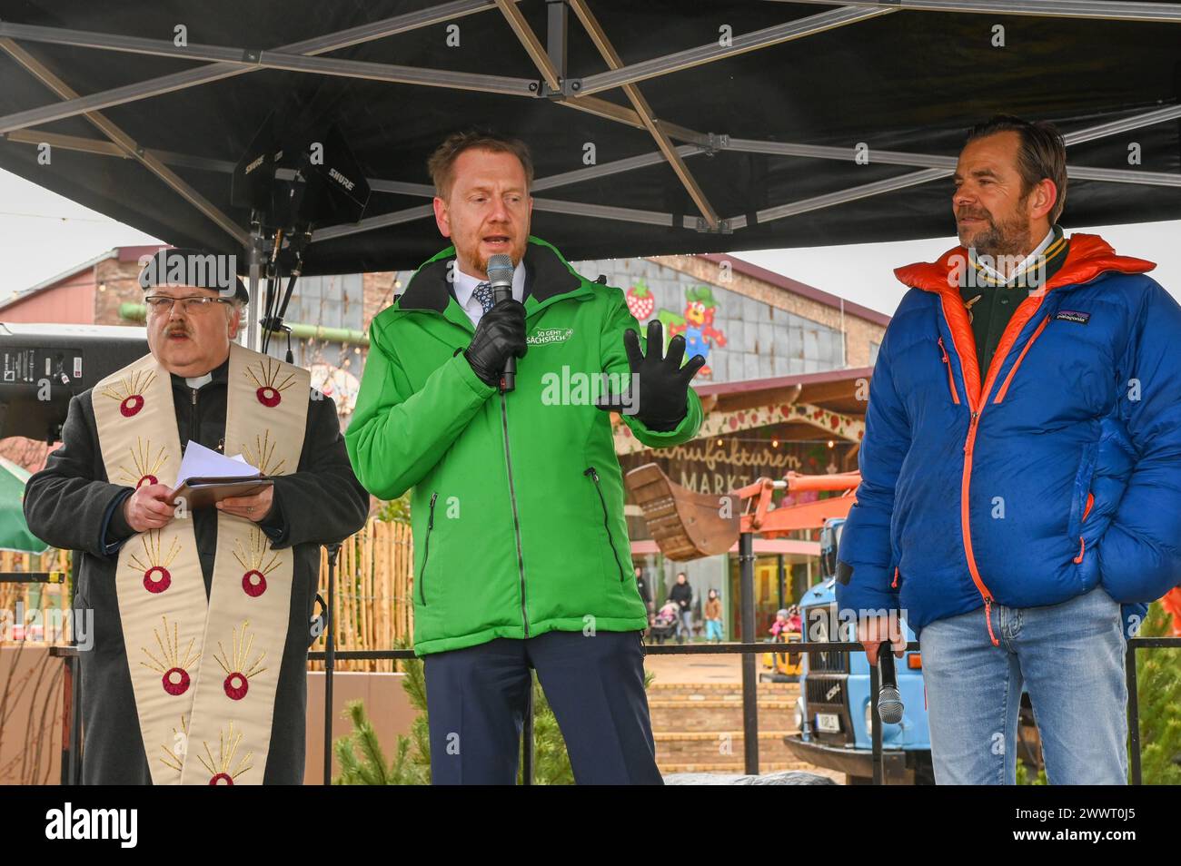 Döbeln - Karls Erlebnis-Dorf öffnet in Sachsen: Hunderte Besucher stürmen neuen Freizeitpark 23.03.2024 gegen 9 Uhr Döbeln, Erdbeerstraße Karls Erlebnis-Dorf Am Samstagvormittag hat das erste Karls Erlebnis-Dorf in Sachsen offiziell eröffnet. In Beisein des sächsischen Ministerpräsidenten Michael Kretzschmer, Döbelner Oberbürgermeisters Sven Liebhauser und des mittelsächsischen Landrats Dirk Neubauer hat Karls-Geschäftsführer Robert Dahl das Band zur Eröffnung durchgeschnitten. Hunderte Besucher stürmten am ersten Öffnungstag den neuen Freizeitpark in Sachsen. Zentraler Teil des Erlebnis-Dorfs Stock Photo