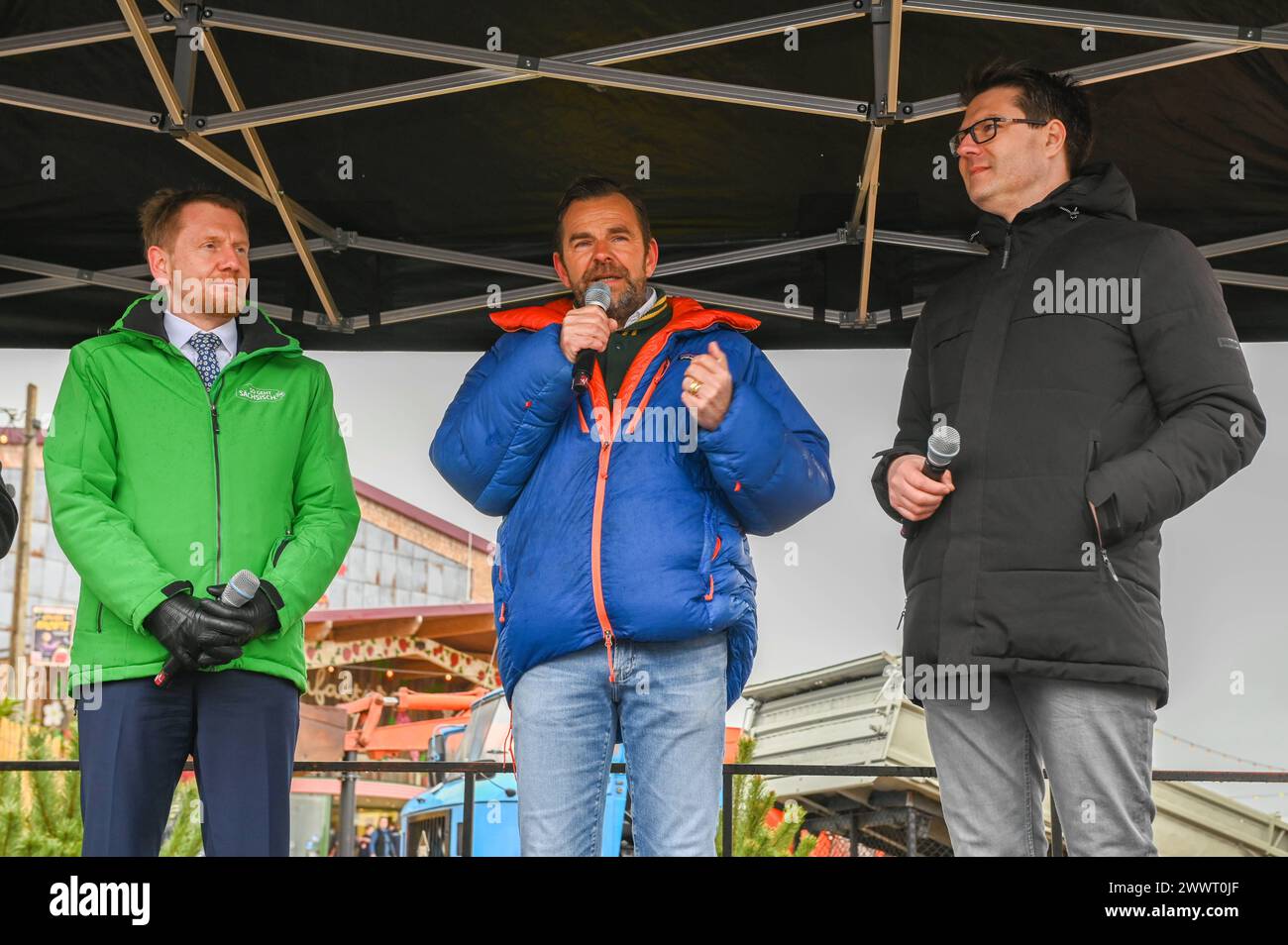 Döbeln - Karls Erlebnis-Dorf öffnet in Sachsen: Hunderte Besucher stürmen neuen Freizeitpark 23.03.2024 gegen 9 Uhr Döbeln, Erdbeerstraße Karls Erlebnis-Dorf Am Samstagvormittag hat das erste Karls Erlebnis-Dorf in Sachsen offiziell eröffnet. In Beisein des sächsischen Ministerpräsidenten Michael Kretzschmer, Döbelner Oberbürgermeisters Sven Liebhauser und des mittelsächsischen Landrats Dirk Neubauer hat Karls-Geschäftsführer Robert Dahl das Band zur Eröffnung durchgeschnitten. Hunderte Besucher stürmten am ersten Öffnungstag den neuen Freizeitpark in Sachsen. Zentraler Teil des Erlebnis-Dorfs Stock Photo