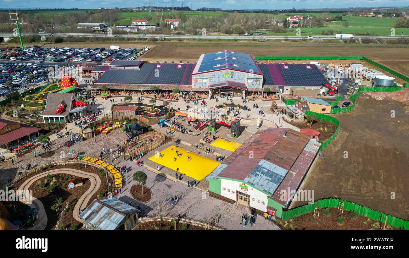 Döbeln - Karls Erlebnis-Dorf öffnet in Sachsen: Hunderte Besucher stürmen neuen Freizeitpark 23.03.2024 gegen 9 Uhr Döbeln, Erdbeerstraße Karls Erlebnis-Dorf Am Samstagvormittag hat das erste Karls Erlebnis-Dorf in Sachsen offiziell eröffnet. In Beisein des sächsischen Ministerpräsidenten Michael Kretzschmer, Döbelner Oberbürgermeisters Sven Liebhauser und des mittelsächsischen Landrats Dirk Neubauer hat Karls-Geschäftsführer Robert Dahl das Band zur Eröffnung durchgeschnitten. Hunderte Besucher stürmten am ersten Öffnungstag den neuen Freizeitpark in Sachsen. Zentraler Teil des Erlebnis-Dorfs Stock Photo