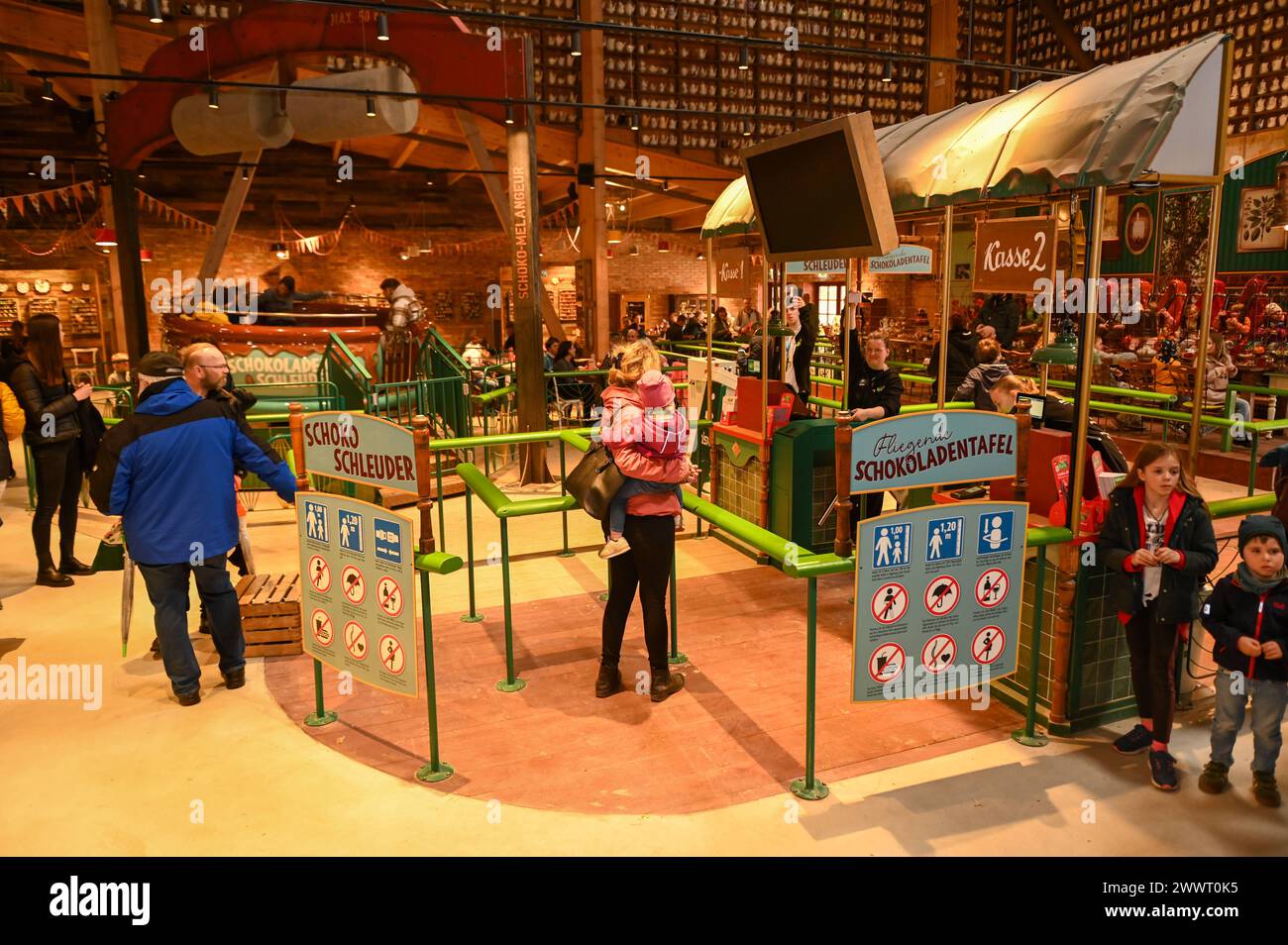 Döbeln - Karls Erlebnis-Dorf öffnet in Sachsen: Hunderte Besucher stürmen neuen Freizeitpark 23.03.2024 gegen 9 Uhr Döbeln, Erdbeerstraße Karls Erlebnis-Dorf Am Samstagvormittag hat das erste Karls Erlebnis-Dorf in Sachsen offiziell eröffnet. In Beisein des sächsischen Ministerpräsidenten Michael Kretzschmer, Döbelner Oberbürgermeisters Sven Liebhauser und des mittelsächsischen Landrats Dirk Neubauer hat Karls-Geschäftsführer Robert Dahl das Band zur Eröffnung durchgeschnitten. Hunderte Besucher stürmten am ersten Öffnungstag den neuen Freizeitpark in Sachsen. Zentraler Teil des Erlebnis-Dorfs Stock Photo