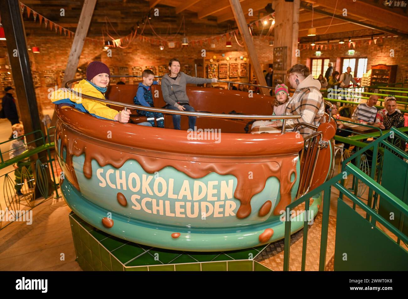 Döbeln - Karls Erlebnis-Dorf öffnet in Sachsen: Hunderte Besucher stürmen neuen Freizeitpark 23.03.2024 gegen 9 Uhr Döbeln, Erdbeerstraße Karls Erlebnis-Dorf Am Samstagvormittag hat das erste Karls Erlebnis-Dorf in Sachsen offiziell eröffnet. In Beisein des sächsischen Ministerpräsidenten Michael Kretzschmer, Döbelner Oberbürgermeisters Sven Liebhauser und des mittelsächsischen Landrats Dirk Neubauer hat Karls-Geschäftsführer Robert Dahl das Band zur Eröffnung durchgeschnitten. Hunderte Besucher stürmten am ersten Öffnungstag den neuen Freizeitpark in Sachsen. Zentraler Teil des Erlebnis-Dorfs Stock Photo