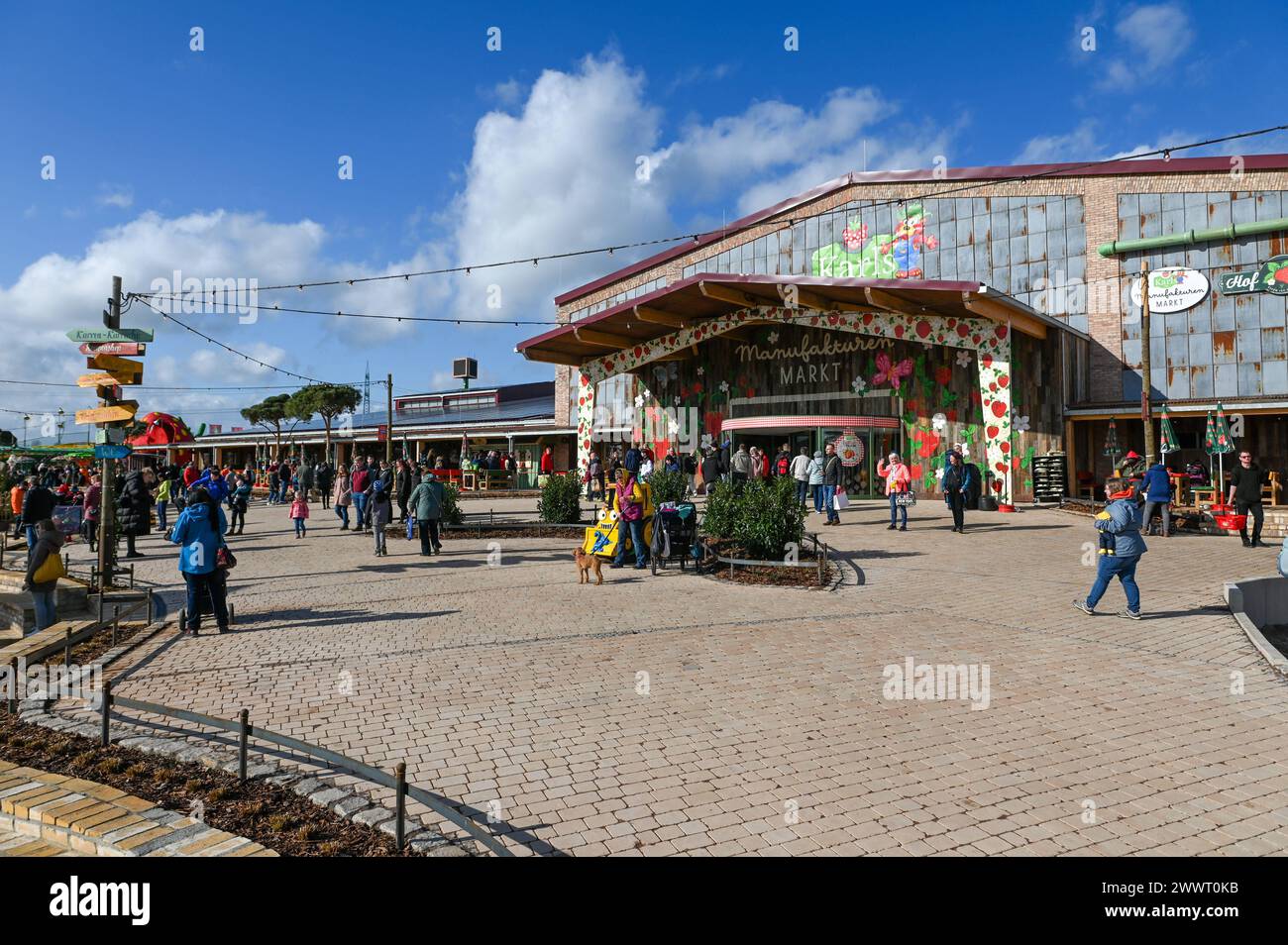 Döbeln - Karls Erlebnis-Dorf öffnet in Sachsen: Hunderte Besucher stürmen neuen Freizeitpark 23.03.2024 gegen 9 Uhr Döbeln, Erdbeerstraße Karls Erlebnis-Dorf Am Samstagvormittag hat das erste Karls Erlebnis-Dorf in Sachsen offiziell eröffnet. In Beisein des sächsischen Ministerpräsidenten Michael Kretzschmer, Döbelner Oberbürgermeisters Sven Liebhauser und des mittelsächsischen Landrats Dirk Neubauer hat Karls-Geschäftsführer Robert Dahl das Band zur Eröffnung durchgeschnitten. Hunderte Besucher stürmten am ersten Öffnungstag den neuen Freizeitpark in Sachsen. Zentraler Teil des Erlebnis-Dorfs Stock Photo