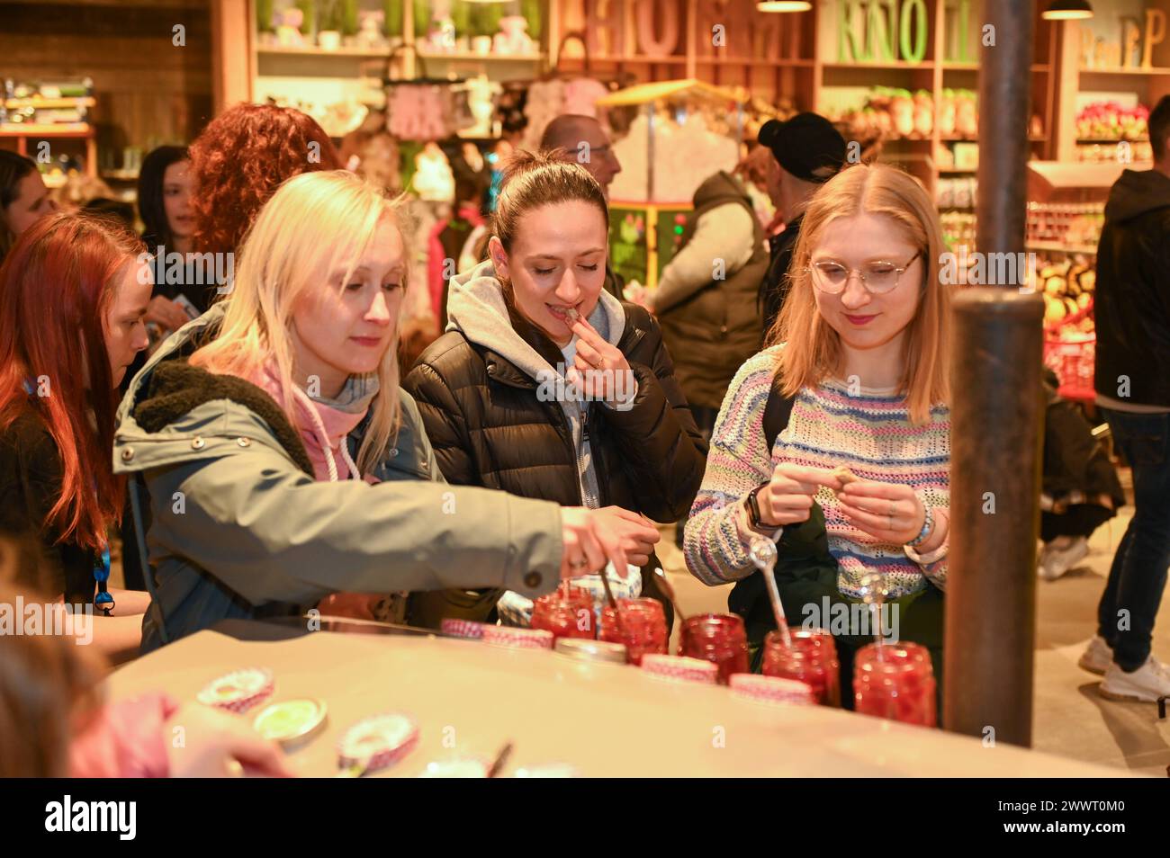 Döbeln - Karls Erlebnis-Dorf öffnet in Sachsen: Hunderte Besucher stürmen neuen Freizeitpark 23.03.2024 gegen 9 Uhr Döbeln, Erdbeerstraße Karls Erlebnis-Dorf Am Samstagvormittag hat das erste Karls Erlebnis-Dorf in Sachsen offiziell eröffnet. In Beisein des sächsischen Ministerpräsidenten Michael Kretzschmer, Döbelner Oberbürgermeisters Sven Liebhauser und des mittelsächsischen Landrats Dirk Neubauer hat Karls-Geschäftsführer Robert Dahl das Band zur Eröffnung durchgeschnitten. Hunderte Besucher stürmten am ersten Öffnungstag den neuen Freizeitpark in Sachsen. Zentraler Teil des Erlebnis-Dorfs Stock Photo