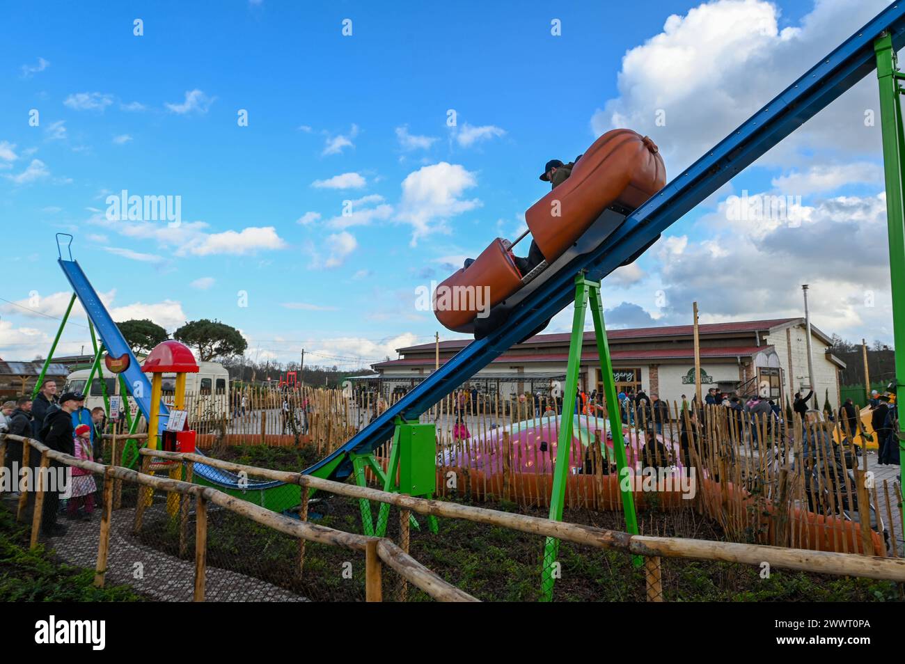 Döbeln - Karls Erlebnis-Dorf öffnet in Sachsen: Hunderte Besucher stürmen neuen Freizeitpark 23.03.2024 gegen 9 Uhr Döbeln, Erdbeerstraße Karls Erlebnis-Dorf Am Samstagvormittag hat das erste Karls Erlebnis-Dorf in Sachsen offiziell eröffnet. In Beisein des sächsischen Ministerpräsidenten Michael Kretzschmer, Döbelner Oberbürgermeisters Sven Liebhauser und des mittelsächsischen Landrats Dirk Neubauer hat Karls-Geschäftsführer Robert Dahl das Band zur Eröffnung durchgeschnitten. Hunderte Besucher stürmten am ersten Öffnungstag den neuen Freizeitpark in Sachsen. Zentraler Teil des Erlebnis-Dorfs Stock Photo