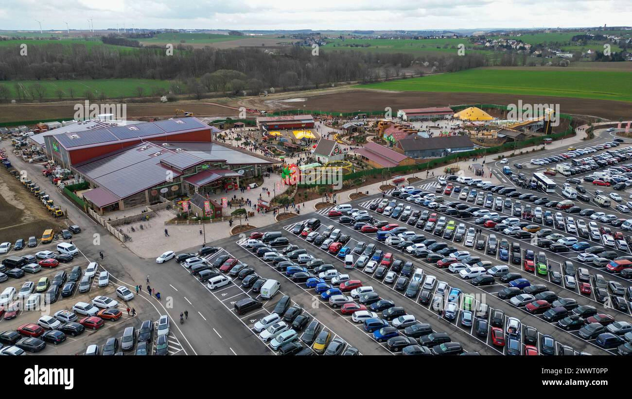 Döbeln - Karls Erlebnis-Dorf öffnet in Sachsen: Hunderte Besucher stürmen neuen Freizeitpark 23.03.2024 gegen 9 Uhr Döbeln, Erdbeerstraße Karls Erlebnis-Dorf Am Samstagvormittag hat das erste Karls Erlebnis-Dorf in Sachsen offiziell eröffnet. In Beisein des sächsischen Ministerpräsidenten Michael Kretzschmer, Döbelner Oberbürgermeisters Sven Liebhauser und des mittelsächsischen Landrats Dirk Neubauer hat Karls-Geschäftsführer Robert Dahl das Band zur Eröffnung durchgeschnitten. Hunderte Besucher stürmten am ersten Öffnungstag den neuen Freizeitpark in Sachsen. Zentraler Teil des Erlebnis-Dorfs Stock Photo