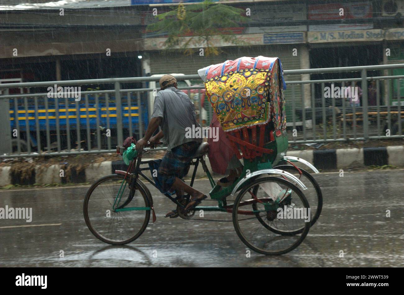 Hasan Reksha Rickshaw puller rickshaw during rain hi-res stock photography and ...