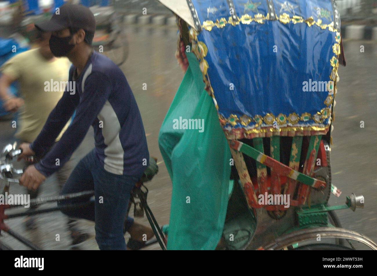 Hasan Reksha Dhaka, Bangladesh. 26th Mar, 2024. A rickshaw passenger covered by a ...