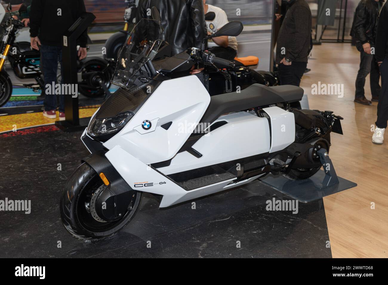 Long-term review of the BMW CE 04 (The Suit & Tie Rocket Ship)