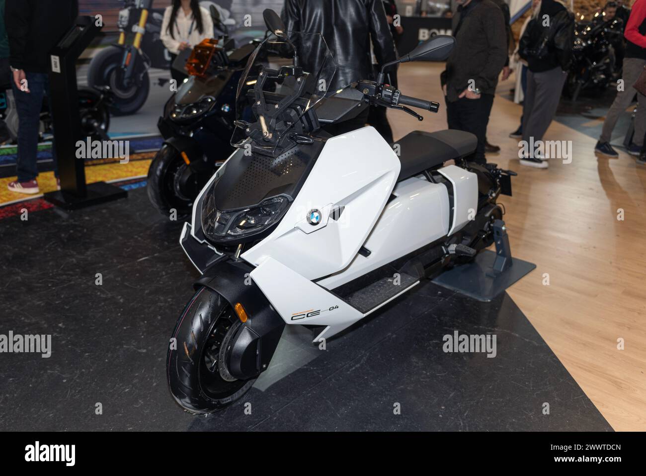 BMW CE 04 Electric Scooter: Innovation in Urban Mobility