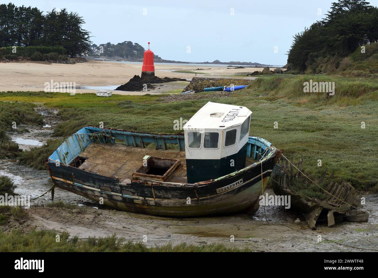 shipwreck and maritime mark at the mouth of the Douron, France, Brittany, Plestin-les-Greves Stock Photo