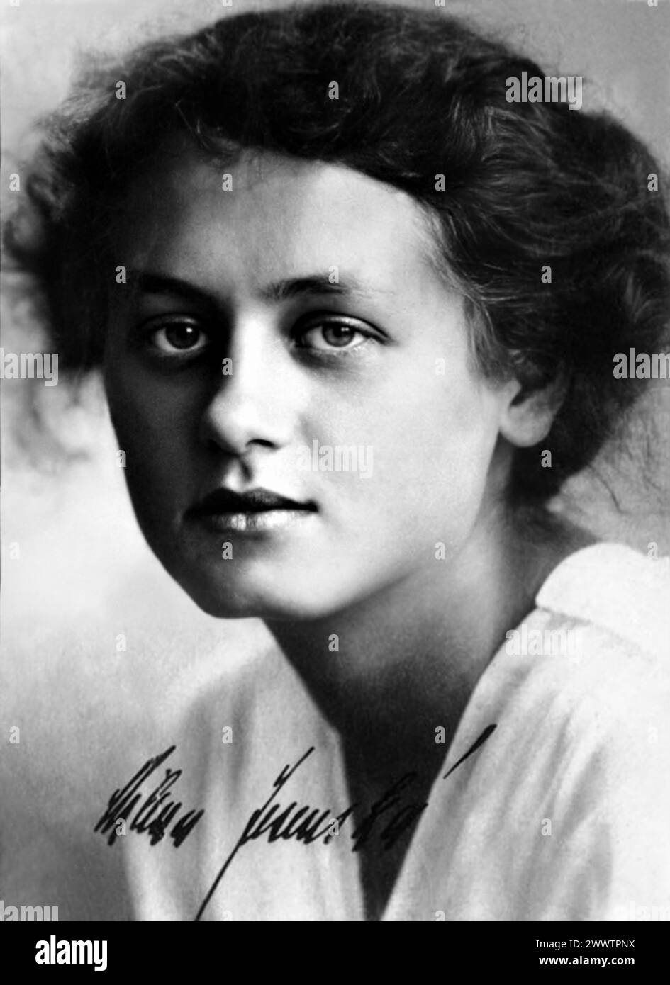 1915 c., Praha , Czechia , Austria-Hungary : The Czech woman journalist, writer,  editor and translator MILENA JESENSKA ( Jesenská , 1896 - 1944 ). Close friend of celebrated boemian writer Franz KAFKA ( 1883 - 1924 ). In November 1939 she was arrested by the Gestapo .  In October 1940 she was deported to a concentration camp in Ravensbrück in Germany where died of kidney failure  on 17 May 1944 . Unknown photographer . - Jesenský  - SCRITTORE - LETTERATO - LETTERATURA - LITERATURE - HISTORY - FOTO STORICHE - DONNA SCRITTRICE - GIORNALISTA - GIORNALISMO - JOURNALIST - JOURNALISM - TRADUTTORE - Stock Photo