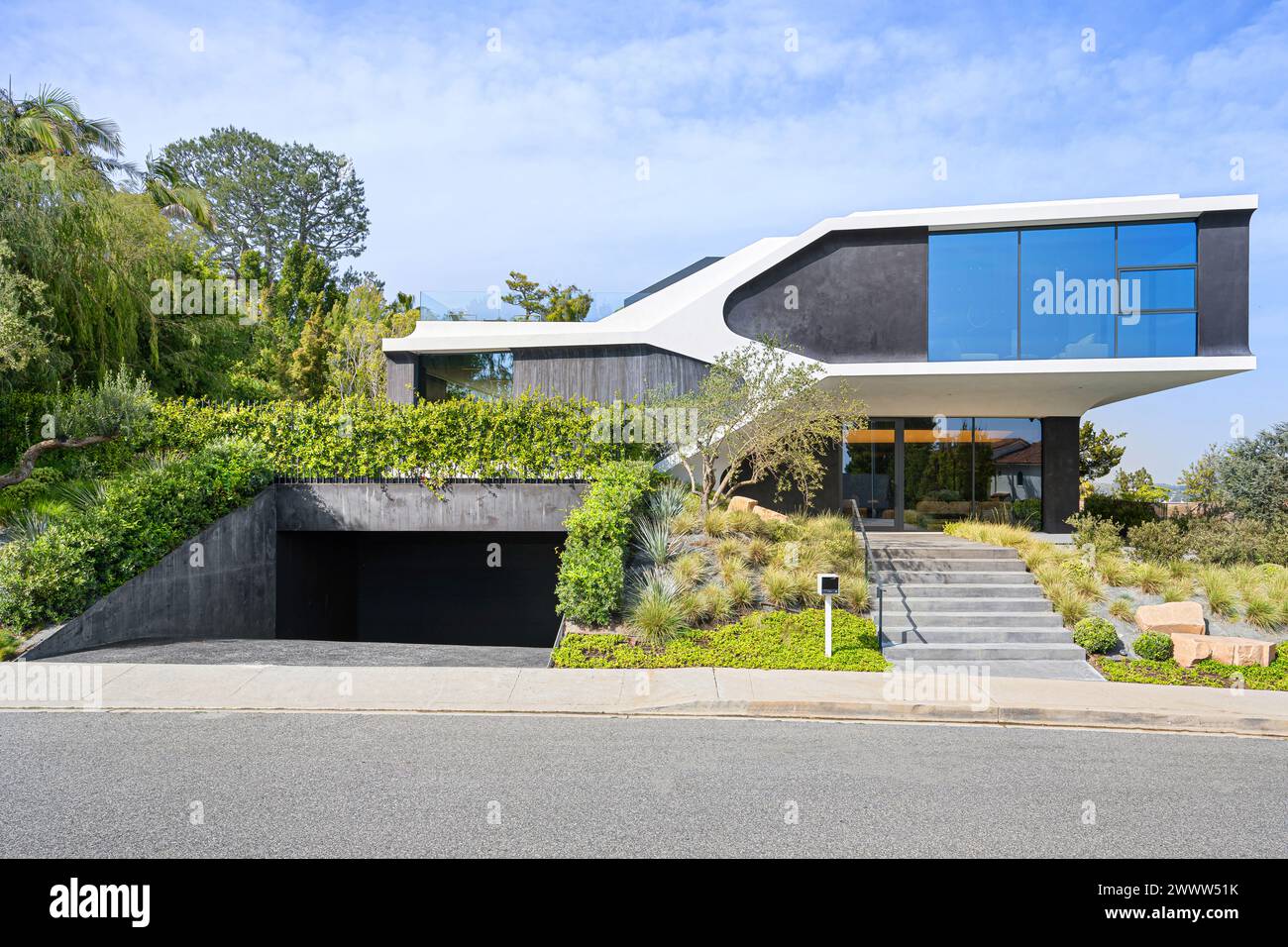 Modern terrace exterior dining hi-res stock photography and images - Alamy