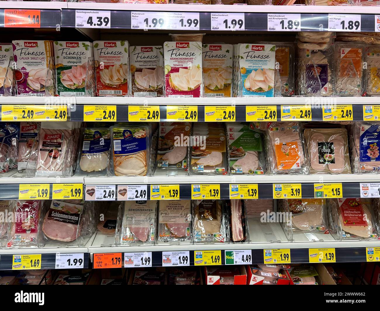 Supermarkt Regal Wurstware in Plastikverpackung *** Supermarket shelf Sausage products in plastic packaging Copyright: xmix1x Stock Photo