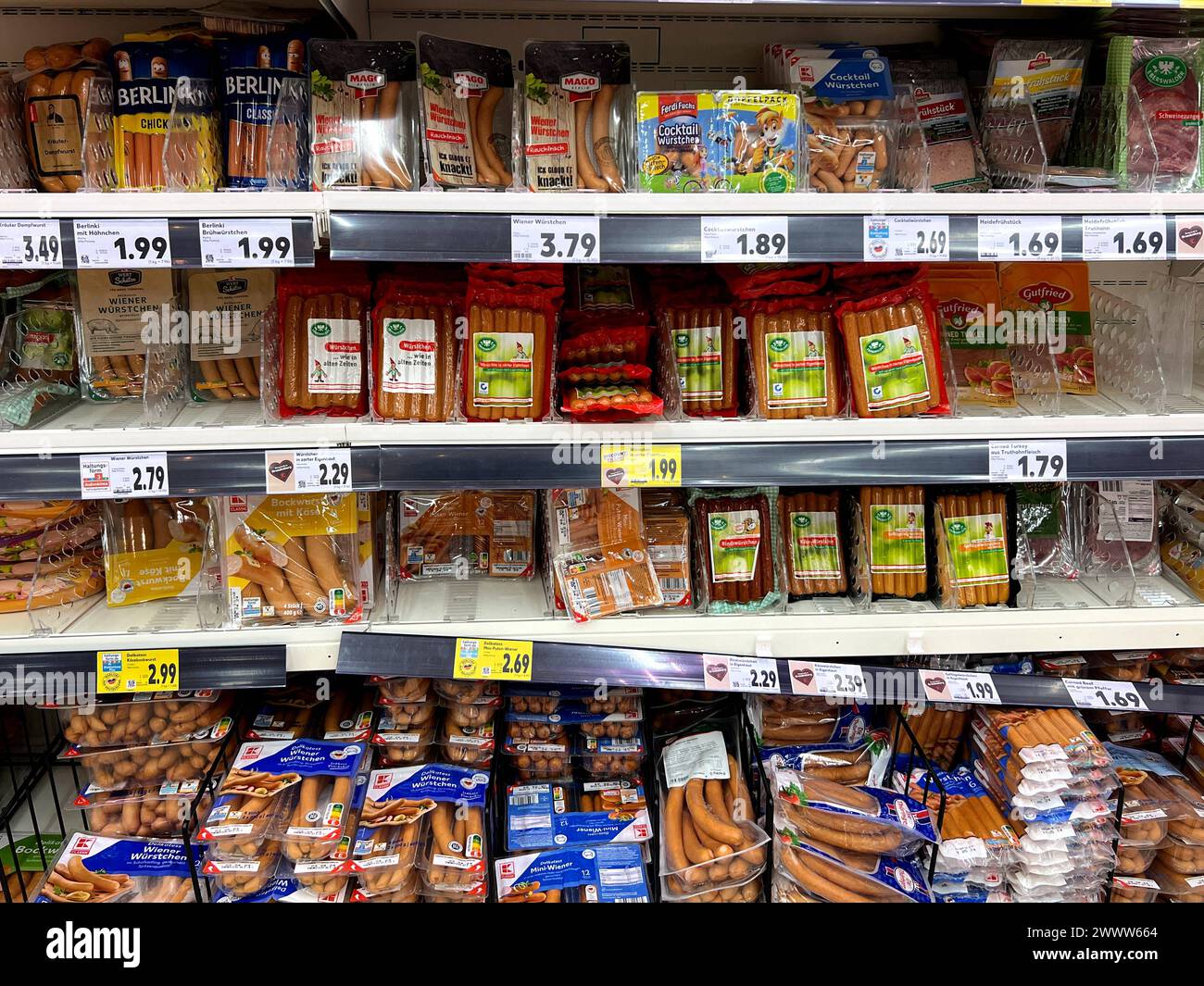 Supermarkt Regal Wurstware in Plastikverpackung *** Supermarket shelf Sausage products in plastic packaging Copyright: xmix1x Stock Photo