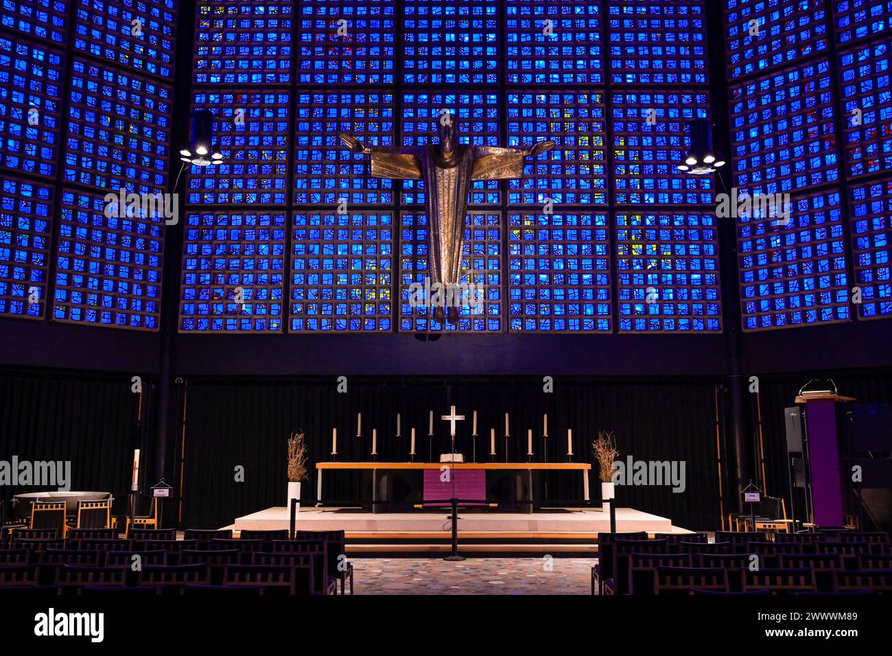Kruzifix und Altar, Kaiser-Wilhelm-Gedächtniskirche, Neue Kirche von Egon Eiermann, Breitscheidplatz, Charlottenburg, Berlin, Deutschland Stock Photo