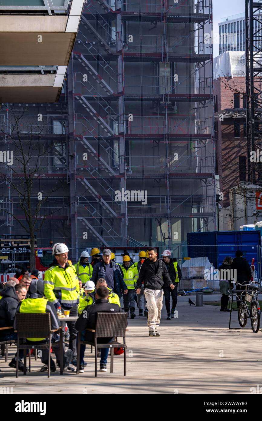 Construction workers take a lunch break in Hafencity Hamburg, new district on the Elbe, on the site of the former free port, where residential units f Stock Photo