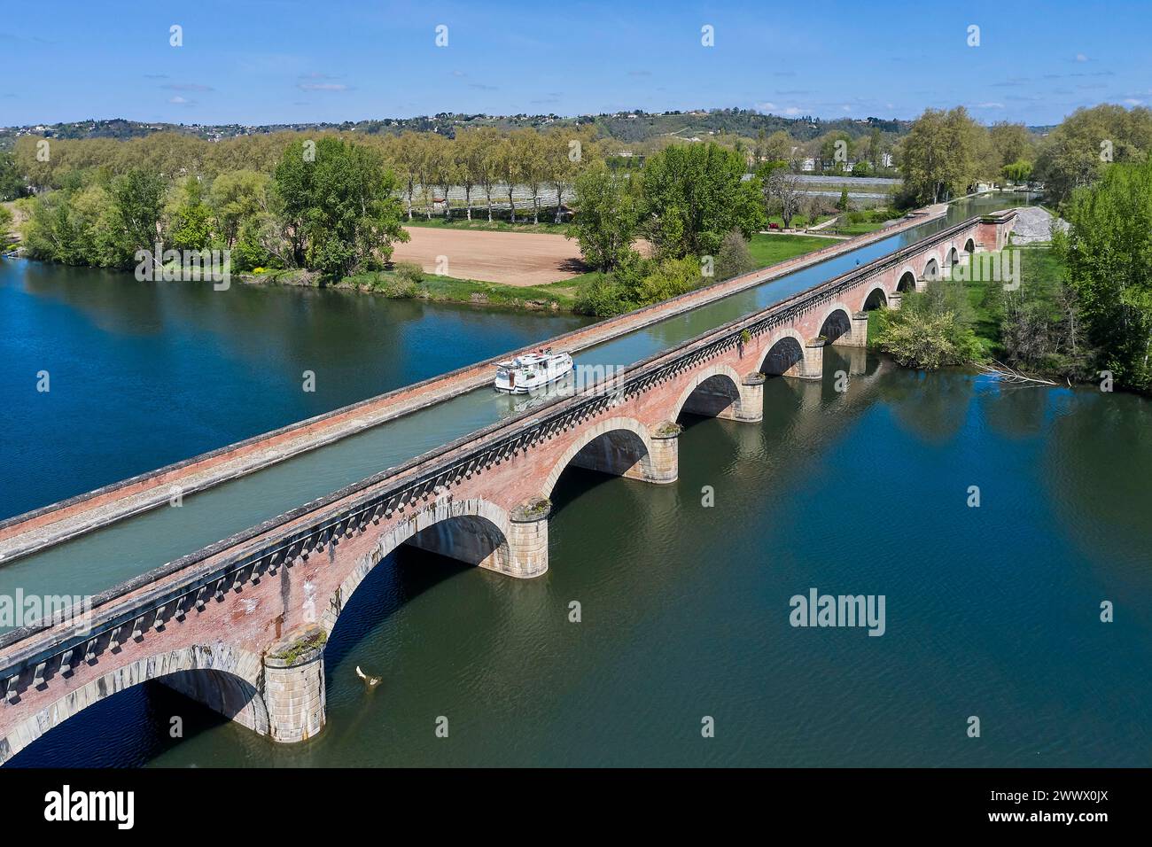 Moissac (south-western France): navigable aqueduct “pont-canal du Cacor”, water bridge between the Garonne and the Tarn river Stock Photo