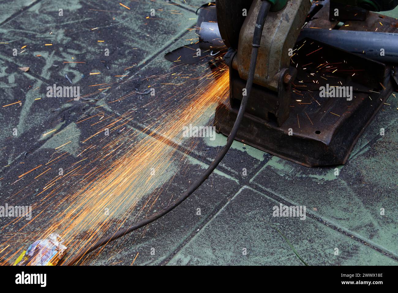 Cutting metal hires stock photography and images Alamy