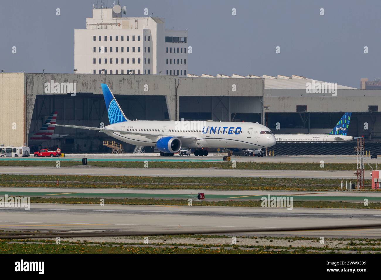 N13013 United Airlines Boeing 787-10 Dreamliner am Los Angeles International Airport LAX / KLAX Los Angeles, Kalifornien, USA, Vereinigte Staaten von Amerika, 16.02.2024 Stock Photo