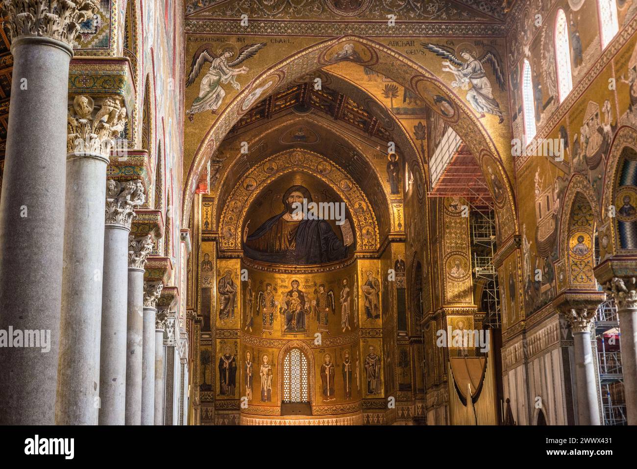 Im Inneren der Kathedrale sind romanische, arabische und byzantinische Baustile vorhanden. Monreale, Palermo, Sizilien, Italien. In der Kathedrale von Monreale *** The interior of the cathedral features Romanesque, Arabic and Byzantine architectural styles Monreale, Palermo, Sicily, Italy In the cathedral of Monreale Stock Photo