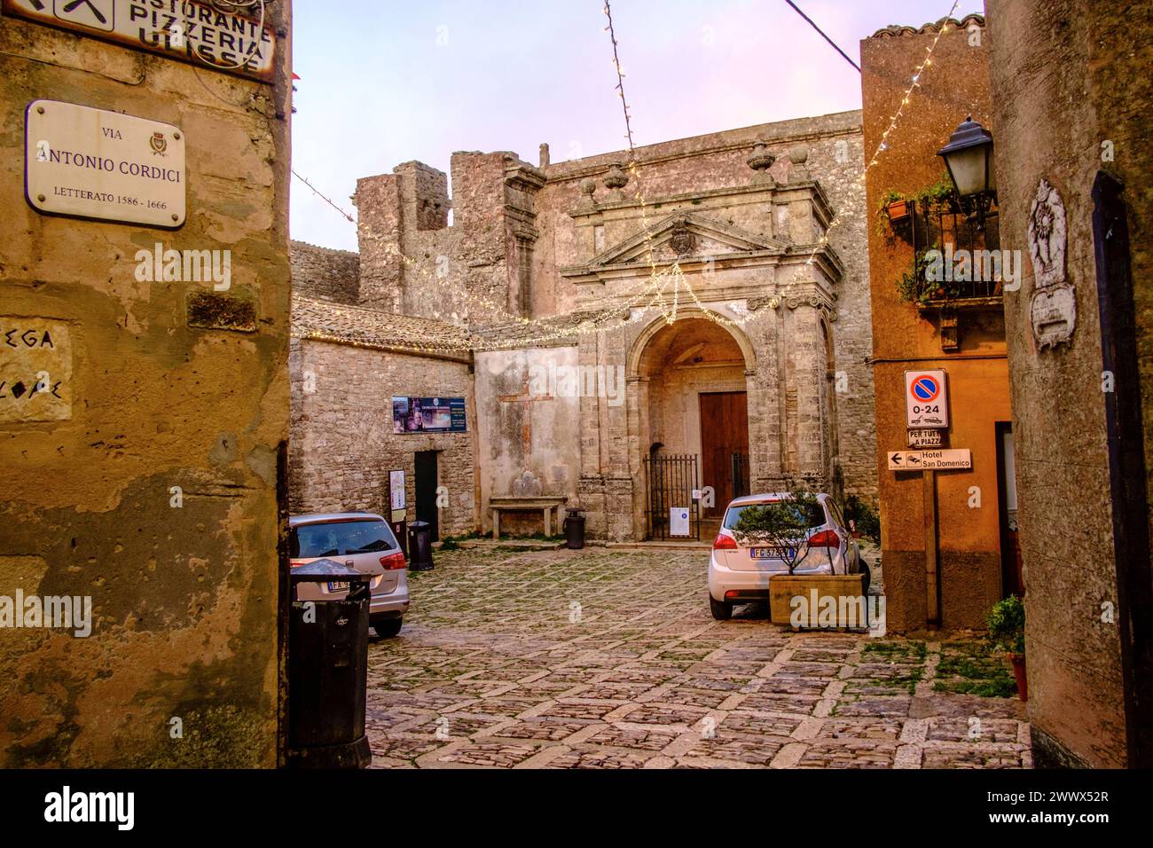 In der Altstadt von Erice sind die Gassen weihnachtlich mit Lichterketten geschmückt. Erice, Sizilien, Italien. In der Altstadt von Erice *** In the old town of Erice, the alleyways are decorated with Christmas lights Erice, Sicily, Italy In the old town of Erice Stock Photo