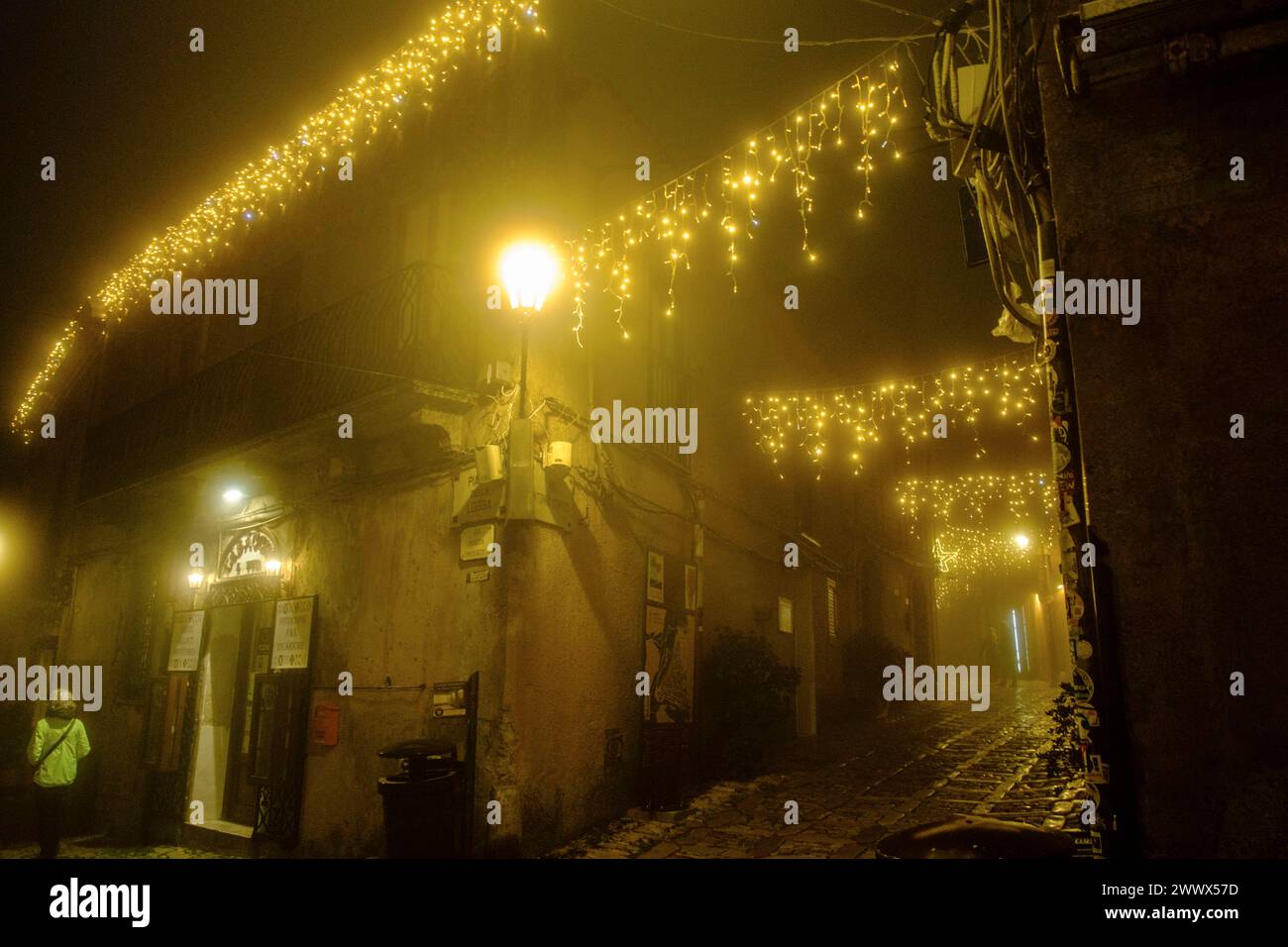 In der Altstadt von Erice sind die Gassen weihnachtlich mit Lichterketten geschmückt. Erice, Sizilien, Italien. In der Altstadt von Erice *** In the old town of Erice, the alleyways are decorated with Christmas lights Erice, Sicily, Italy In the old town of Erice Stock Photo