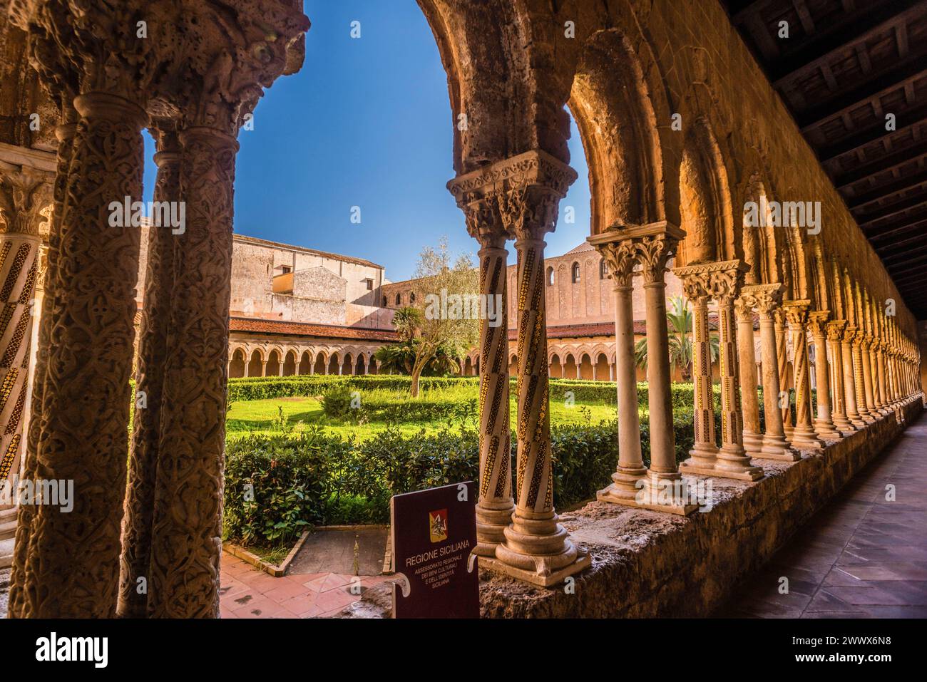Der berühmte Kreuzgang der Kathedrale von Monreale, Monreale, Palermo