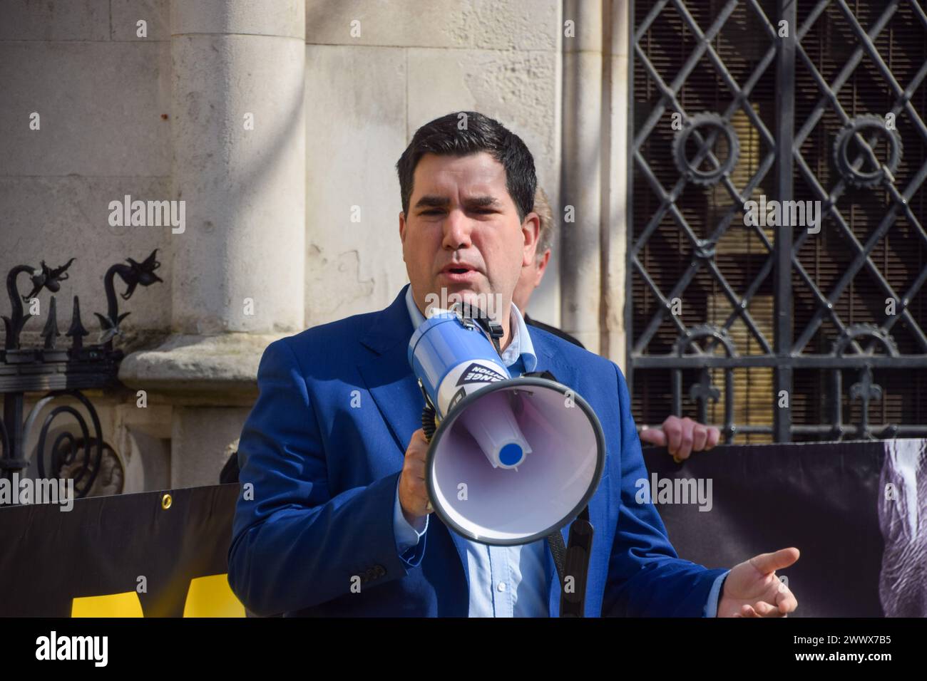 London, UK. 26th March 2024. Labour MP RICHARD BURGON gives a speech outside the High Court ahead of the decision on whether Julian Assange can appeal against his extradition to the US. Credit: Vuk Valcic/Alamy Live News Stock Photo