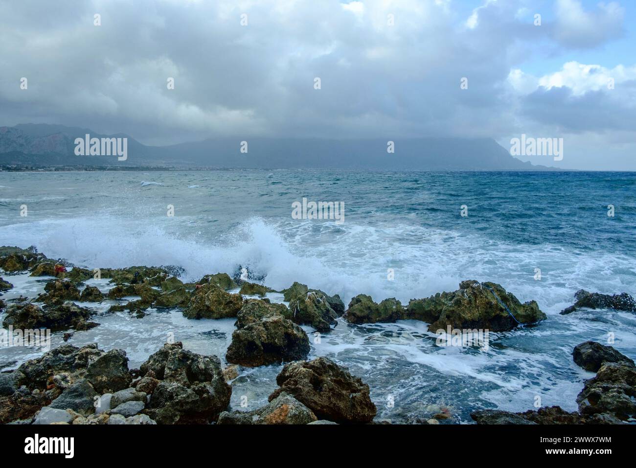 Stimmung mit Wellen am Felsstrand von Isola delle Femmine, Palermo ...