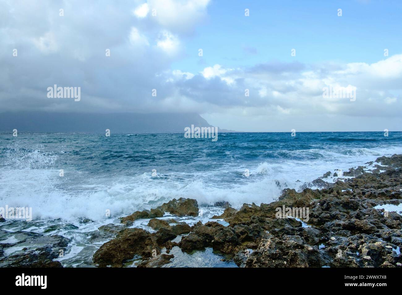 Stimmung mit Wellen am Felsstrand von Isola delle Femmine, Palermo ...