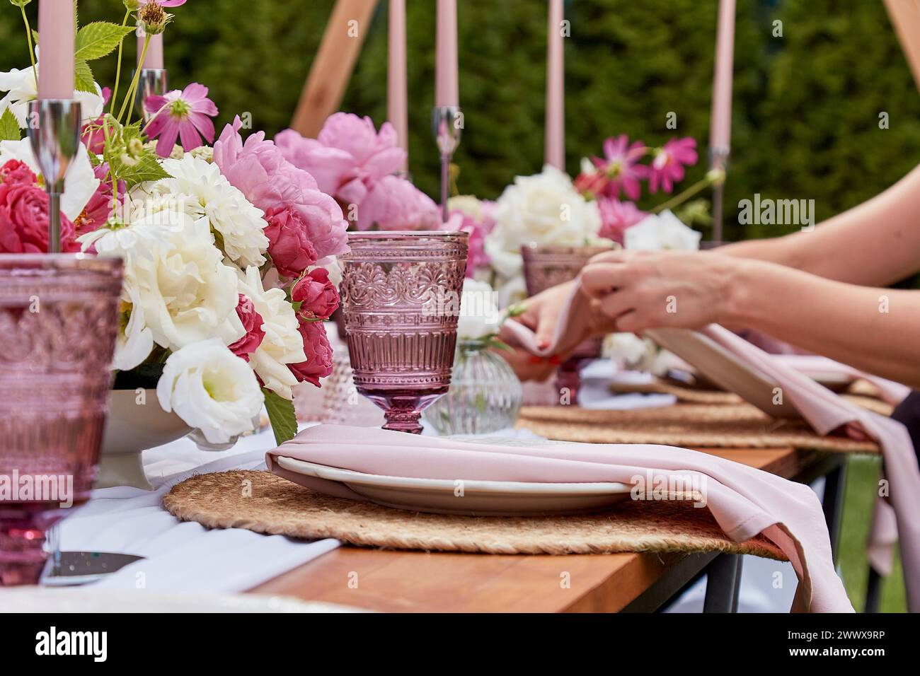 Picnic aesthetics table setting, flowers arrangement. Arrangement for party planning and decoration Stock Photo