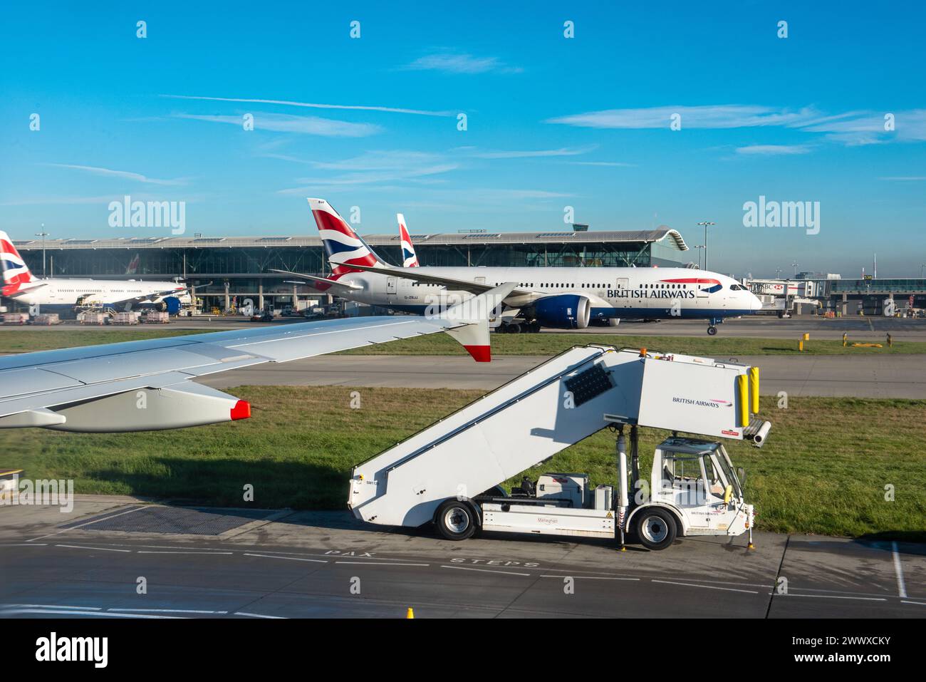 Apron heathrow airport hires stock photography and images Alamy