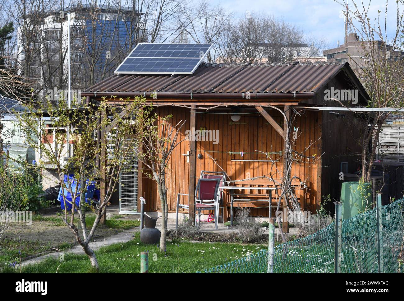 Solaranlage auf einem Gartenhaus in einem Schrebergarten in Freiburg