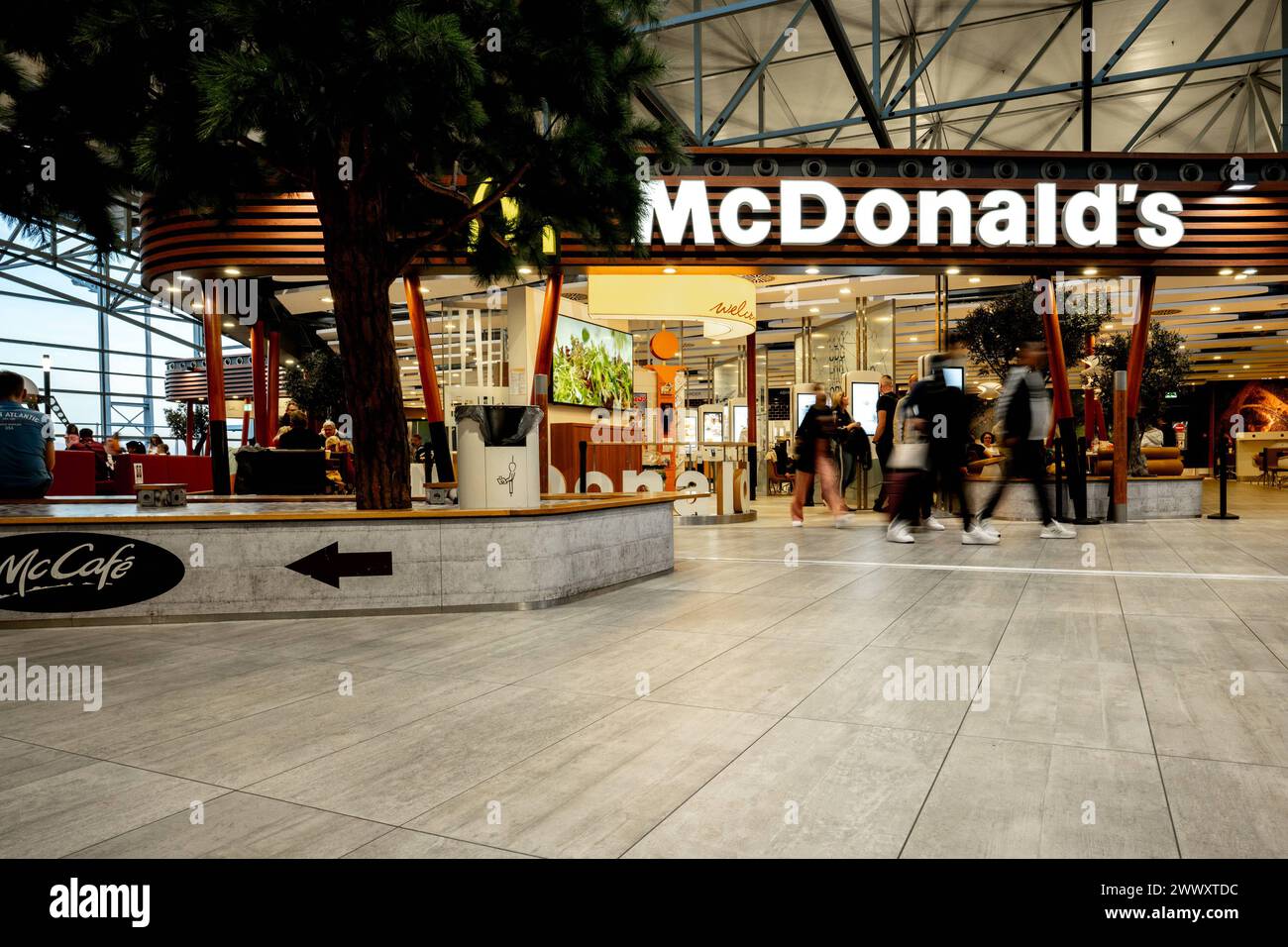 Eingangsbereich des McDonald s Restaurants im Terminal 2, Frankfurter Flughafen 25.03.24