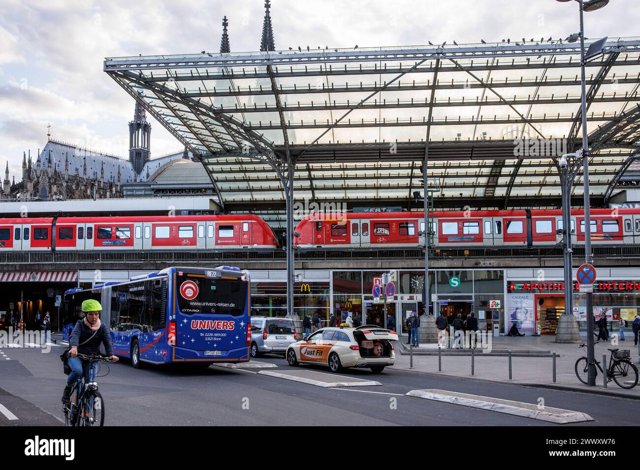 entrance of the main station at the Breslauer square, in the background the cathedral, Cologne, Germany. Eingang zum Hauptbahnhof am Breslauer Platz, Stock Photo