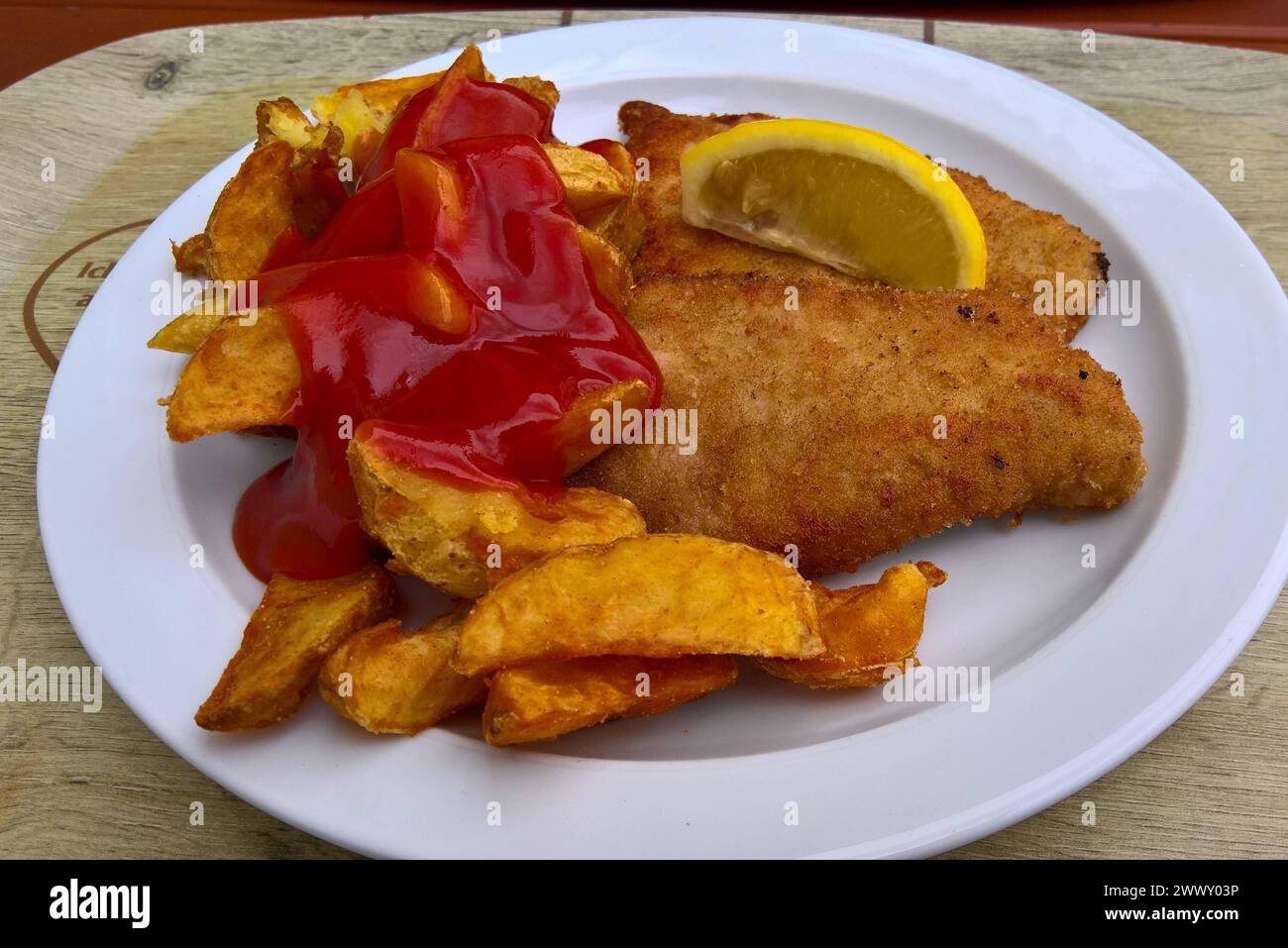 Schnitzel Wiener Art - paniert, mit Kartoffeln und Ketchup *** Wiener ...