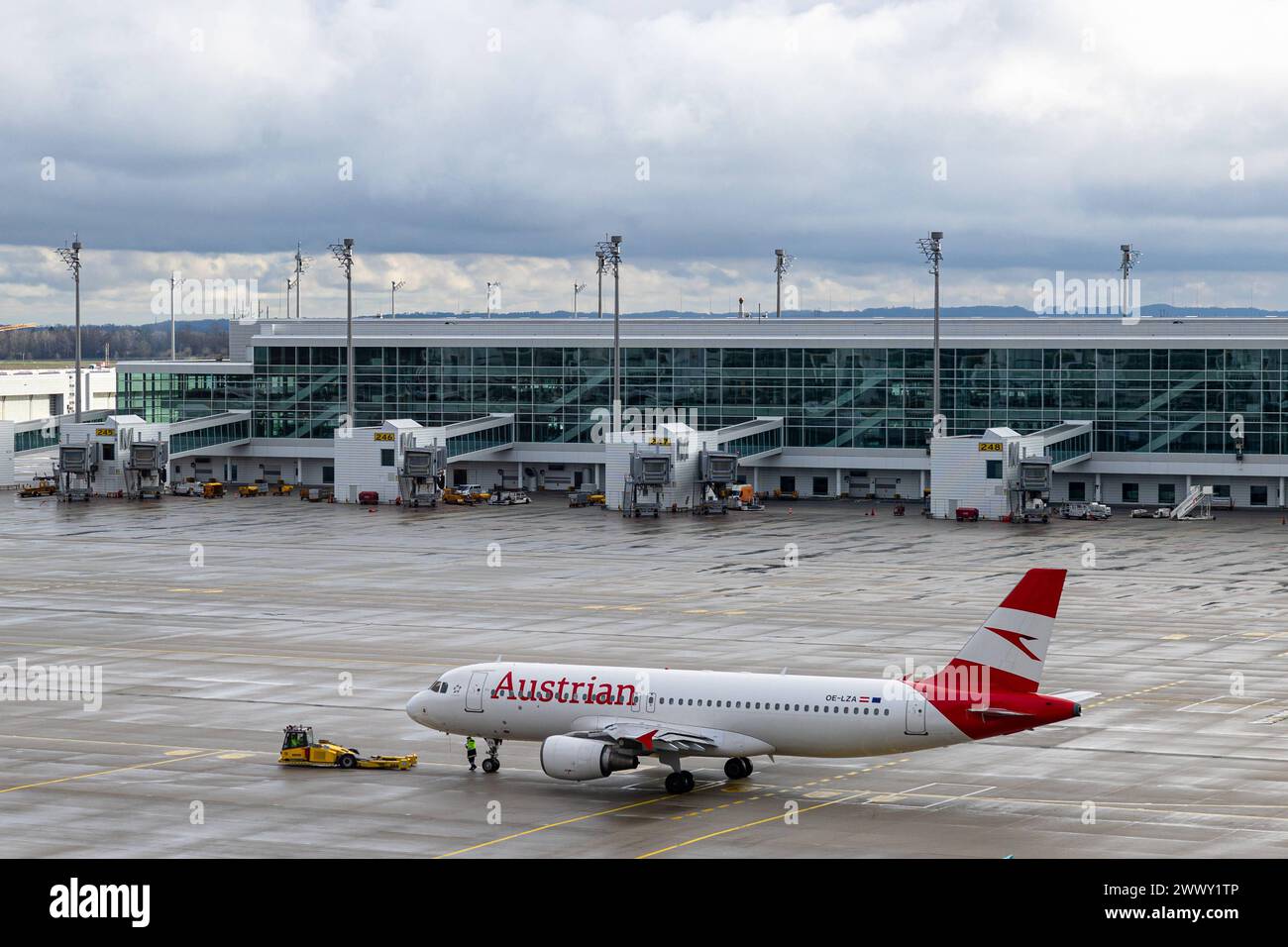 Streik der Flugbegleiter Gewerkschaft UFO am Flughafen München Während das Kabinenpersonal der Muttergesellschaft Lufthansa streikt konnten die Flieger der österreichischen Tochter Austria die Flüge zum Münchener Flughafen dürchführen. Flughafen München Bayern Deutschland *** Strike by the flight attendants union UFO at Munich Airport While the cabin crew of the parent company Lufthansa went on strike, the planes of the Austrian subsidiary Austria were able to operate flights to Munich Airport Munich Airport Bavaria Germany 20240313-6V2A5878 Stock Photo