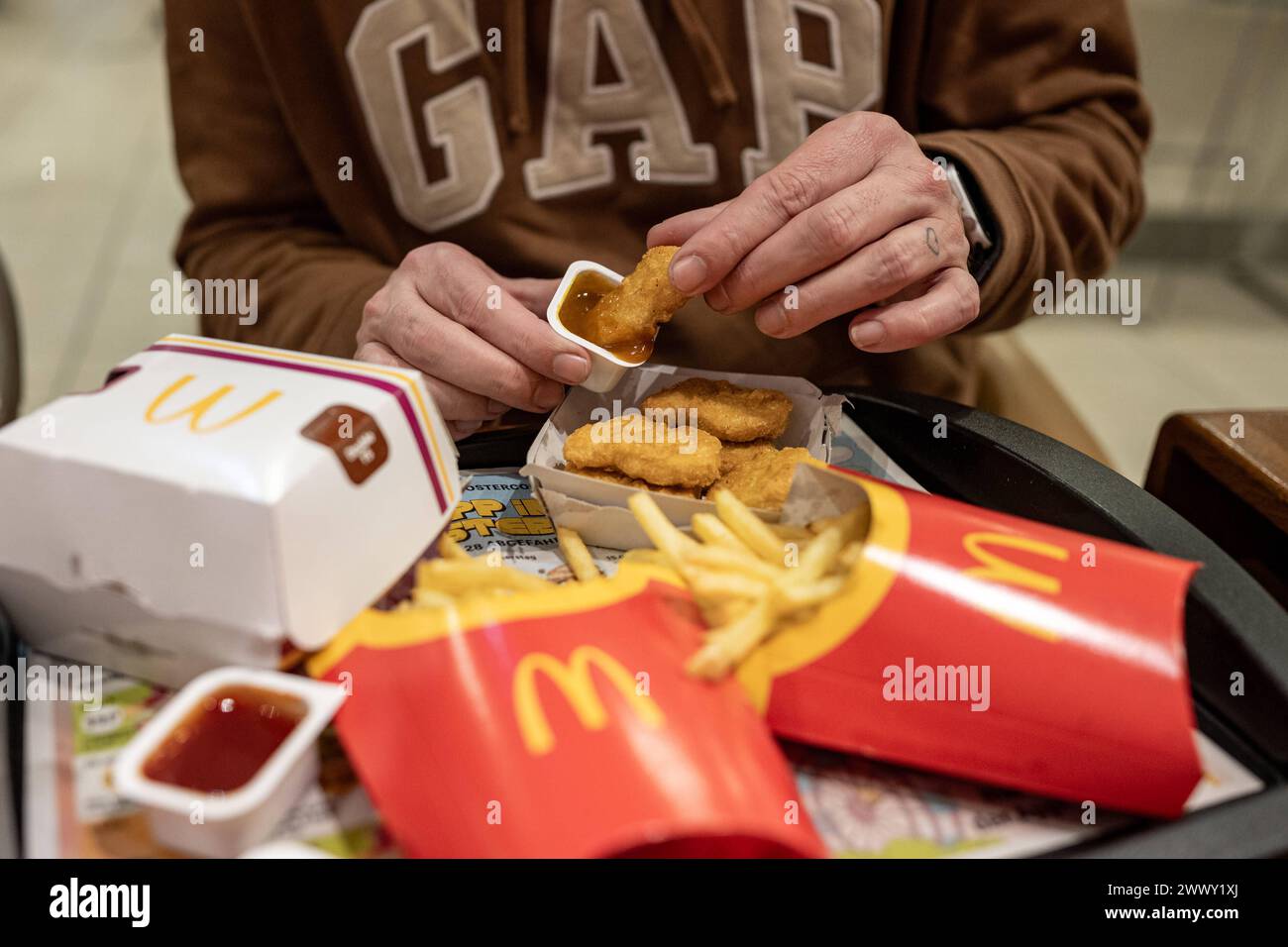Mahlzeit bei McDonald s: Chicken Nuggets und Pommes 25.03.24, Frankfurt ...