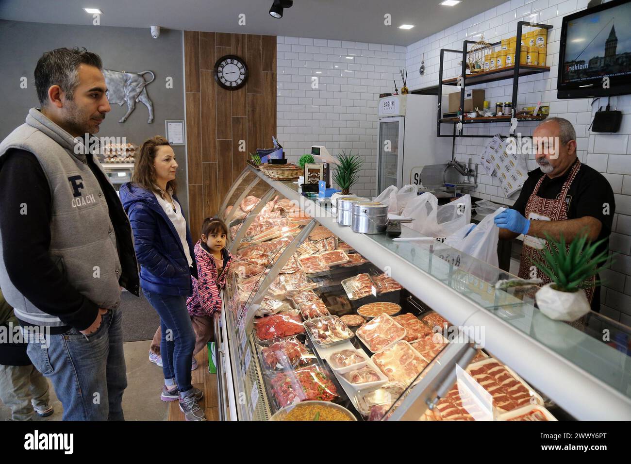 Ankara, T¨¹rkiye. 25th Mar, 2024. People shop at a butcher shop in Ankara, T¨¹rkiye, March 25, 2024. TO GO WITH 'Feature: Turks shrink Ramadan menus amid soaring meat prices' Credit: Mustafa Kaya/Xinhua/Alamy Live News Stock Photo