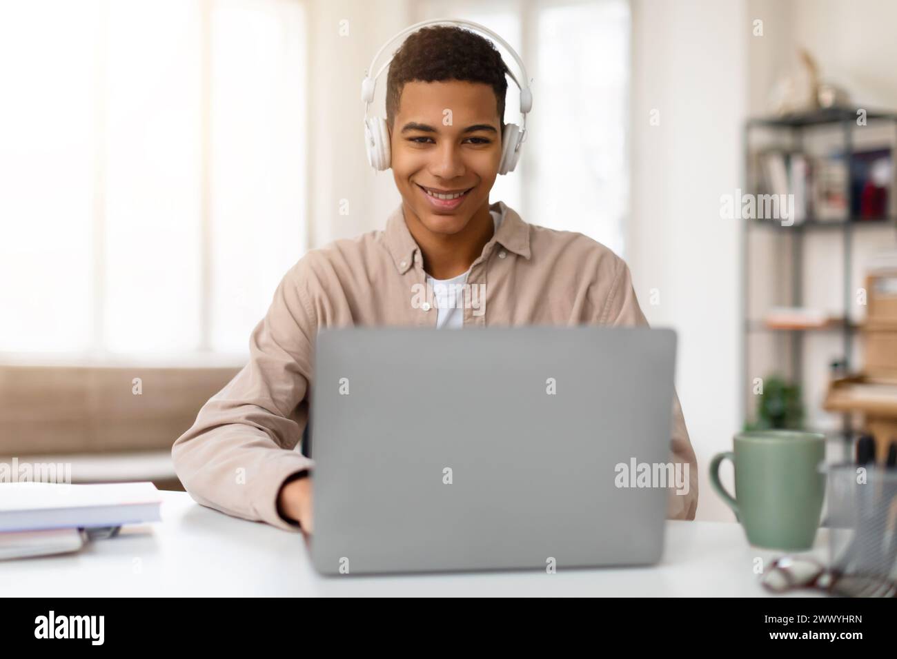 African internet teen boy hi-res stock photography and images - Alamy