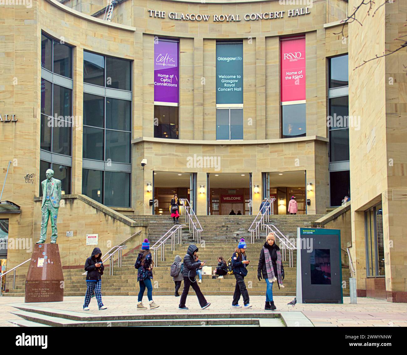 Glasgow, Scotland, UK. 26th March, 2024: UK Weather:  Sunny spring weather in the city saw locals and tourists on the streets of the city centre. The rotal concert hall on the style mile.  Credit Gerard Ferry/Alamy Live News Stock Photo