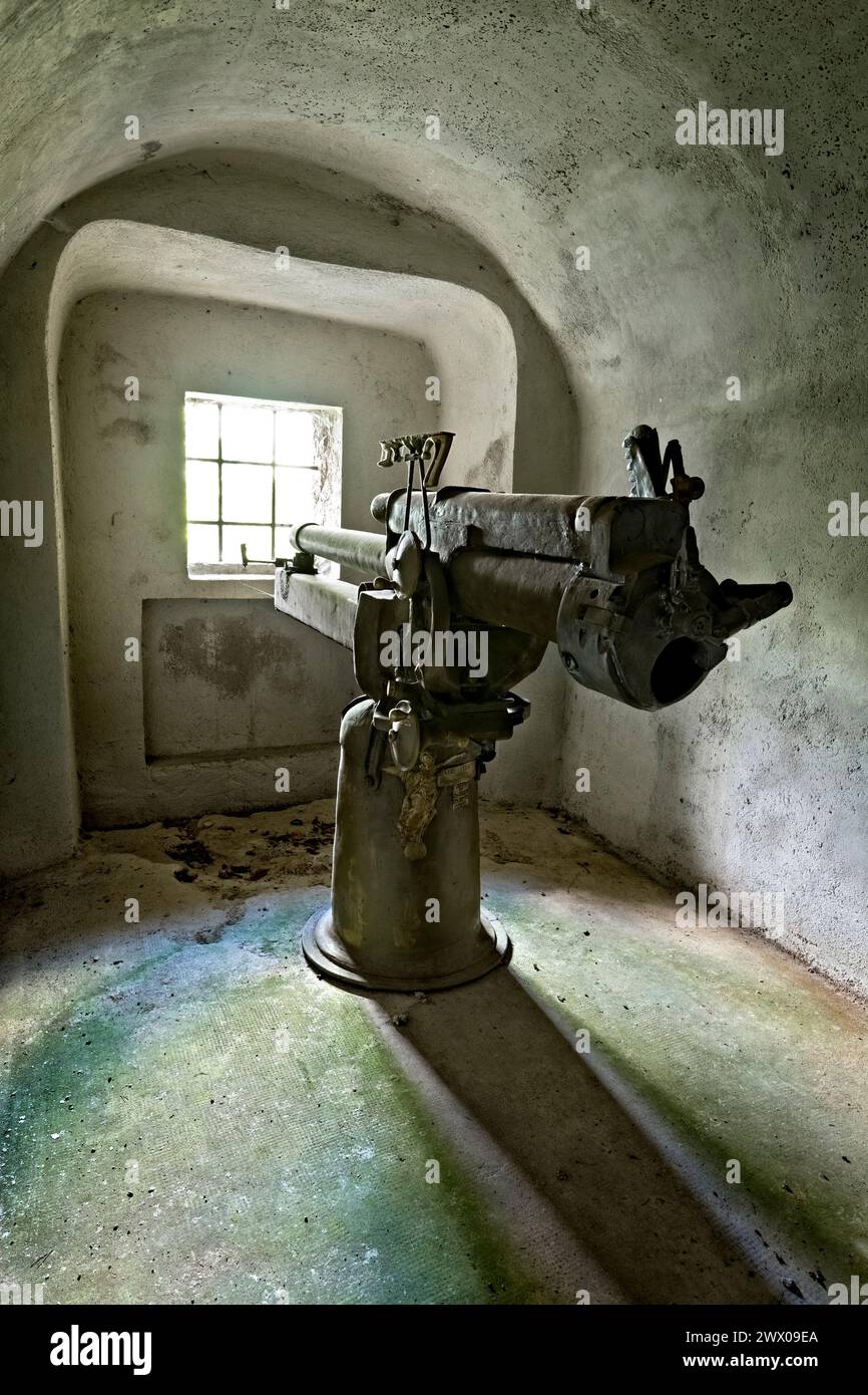 Fort Coldarco: 75A cannon on mount inside a casemate. Enego, Veneto, Italy. Stock Photo