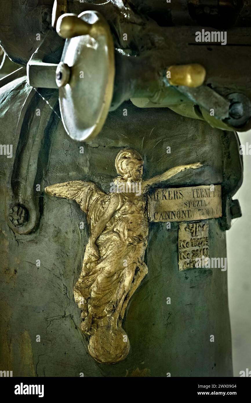 Effigy of the Vickers-Terni of La Spezia on the 75A gun carriage at Fort Coldarco. Enego, Veneto, Italy. Stock Photo