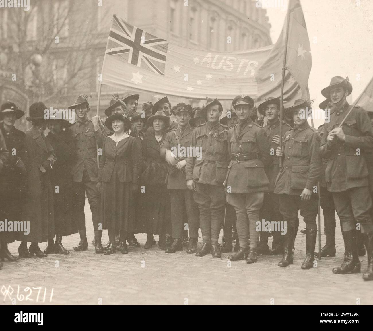 Crowd of Australians waiting for the arrival of President Woodrow ...