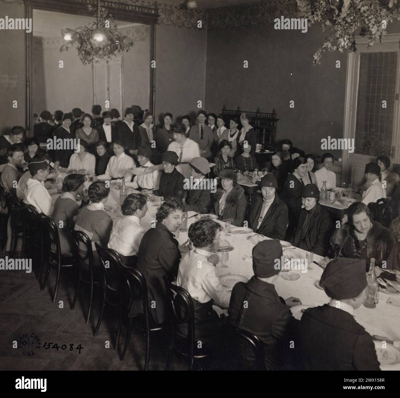 Signal corps telephone girls hi-res stock photography and images - Alamy