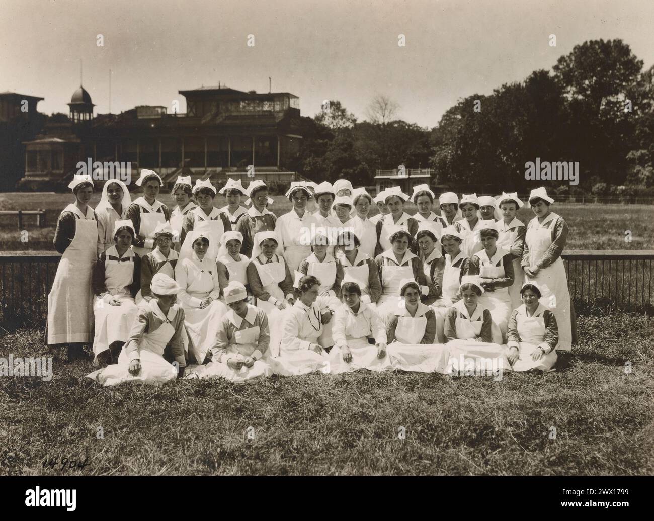 Group photo of Red Cross nurses at the American Red Cross hospital in ...