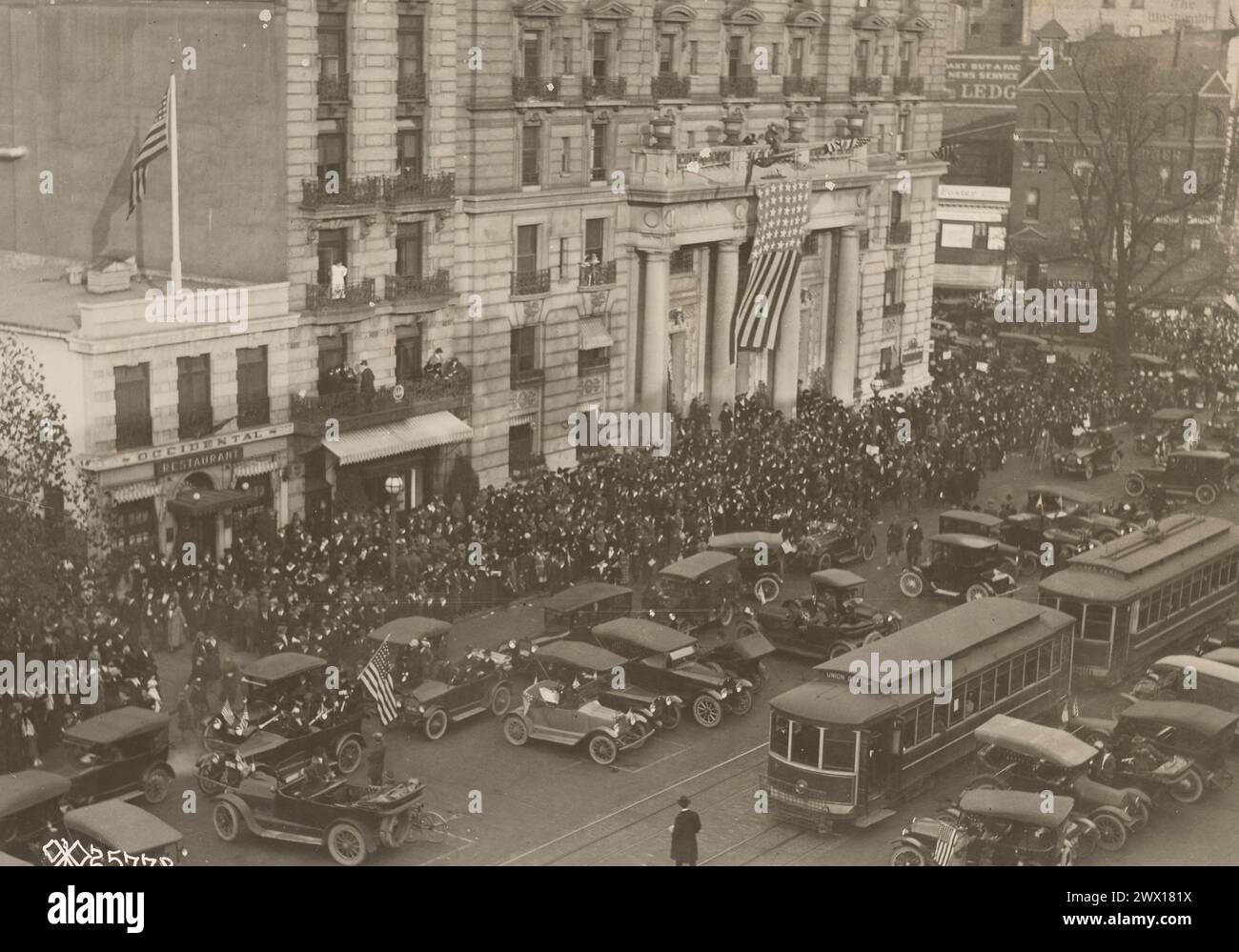 Peace celebration in Washington D.C. - A great throng of people on Pennsylvania Avenue celebrating the signing of the Armistice ca. November 11, 1918 Stock Photo