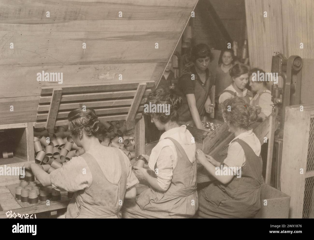 Stokes Ritchie Women making fiber containers hi-res stock photography and images - Alamy